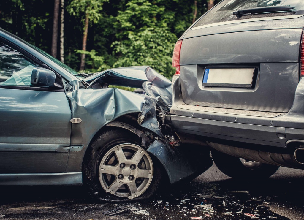 image-of-a-auto-accident-involving-two-cars-min.jpg